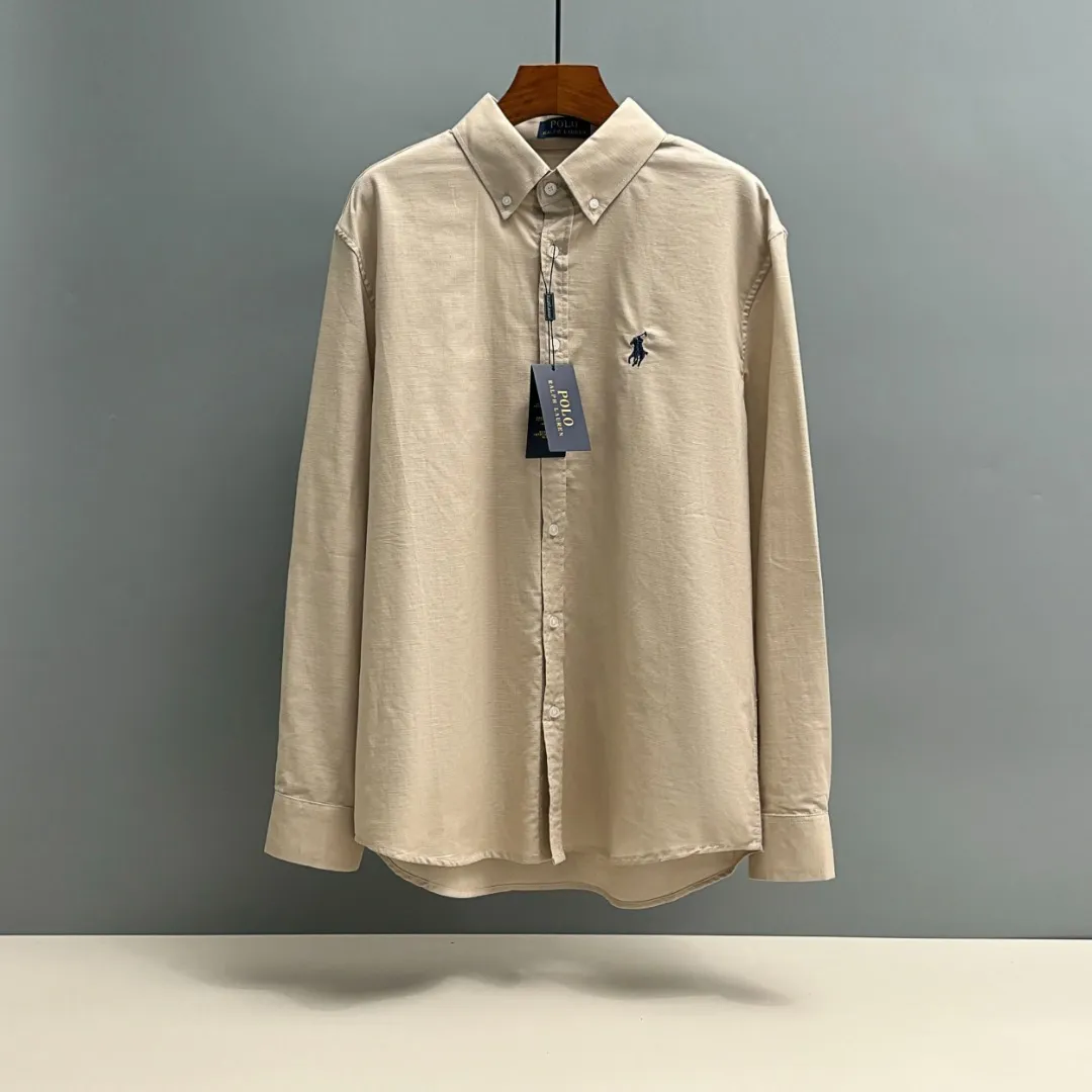 🅿️220 Ralph Lauren/Ralph Lauren early autumn linen embroidered shirt is made of custom-made natural plant fiber linen fabric with a unique bamboo texture. It has a simple and simple beauty. It has a loose fit and a three-dimensional upper body. The lines are smooth and natural. From the shoulder line to the waist line to the hem, the line transition is smooth. There are no unnecessary folds or accumulation. The whole body is neat and stretched. The chest is embellished with the iconic pony embroidery. Simple but highly recognizable. The color transition of the embroidery thread is natural. The stitches are even and uniform in size. The stitches can also connect naturally and the lines are smooth and not stiff. Size: S M L XL